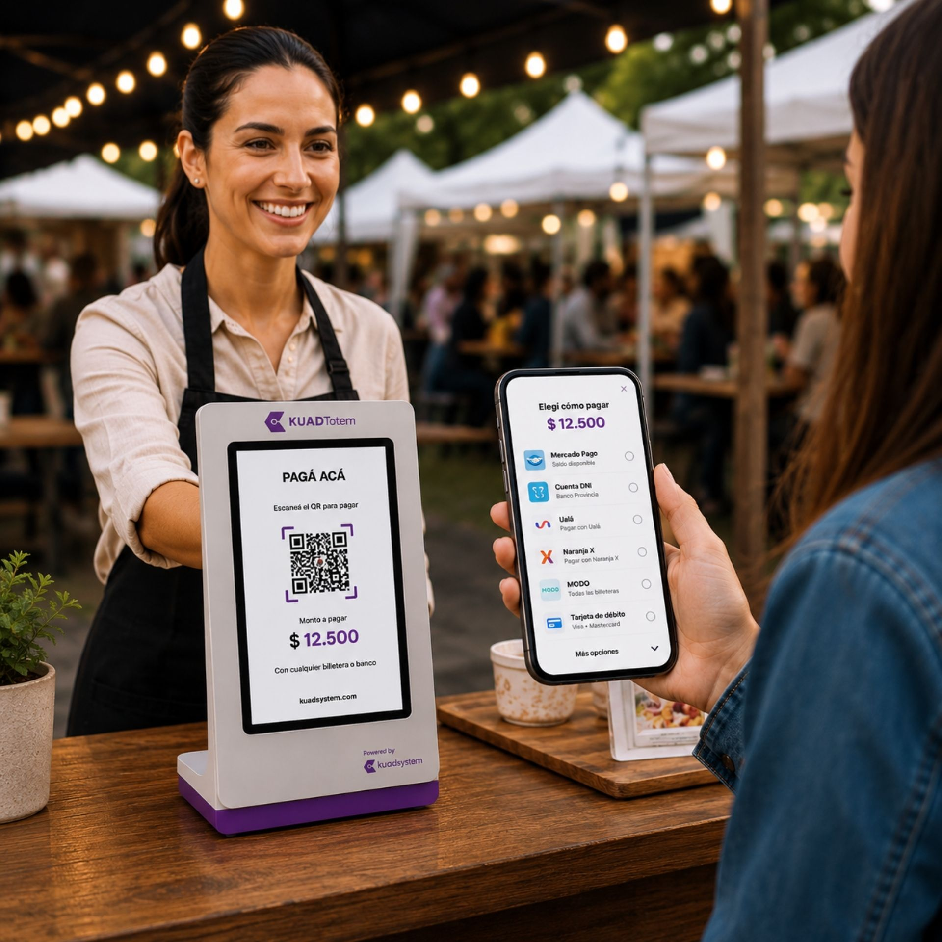 KUAD Totem procesando un pago con código QR desde un celular en una feria gastronómica, aceptando billeteras virtuales y bancos.